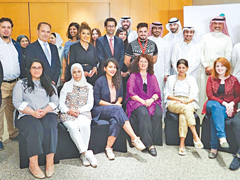 السقاف تتوسط المشاركين في البرنامج