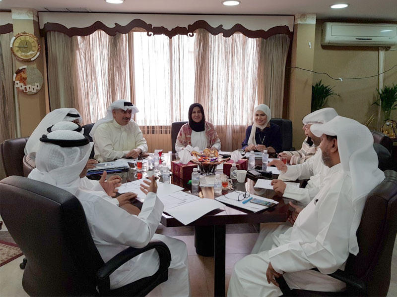 الكندري ومديرو العموم خلال الاجتماع أمس