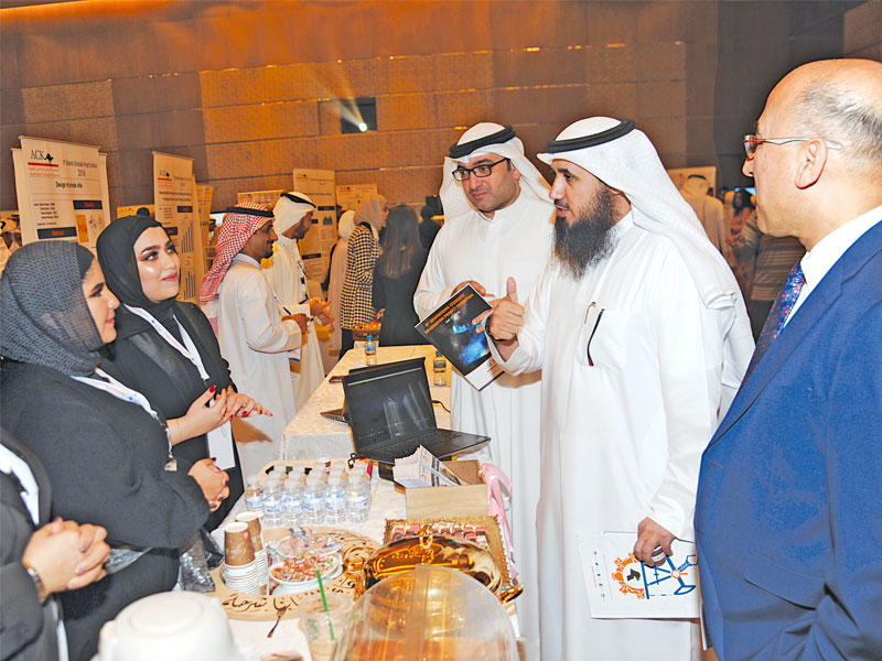 العتل خلال جولته في المعرض