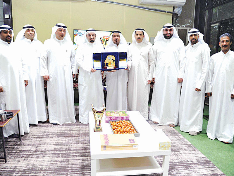 الحمادي خلال تكريمه في ديوانية الخاتم 