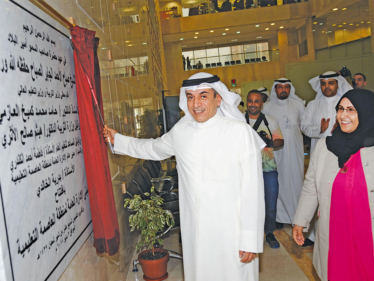 العازمي مفتتحاً المبنى (تصوير ميلاد غالي)