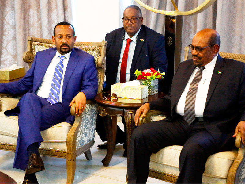 البشير مستقبلاً أبي أحمد في الخرطوم أمس الأول (أ ف ب)