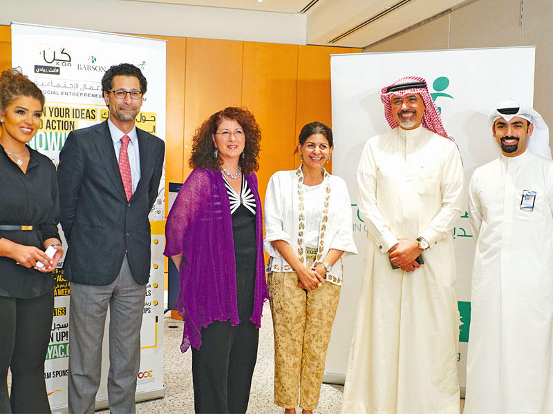 فارعة السقاف ويعقوب الباقر في صورة جماعية مع الرعاة والمشاركين في البرنامج