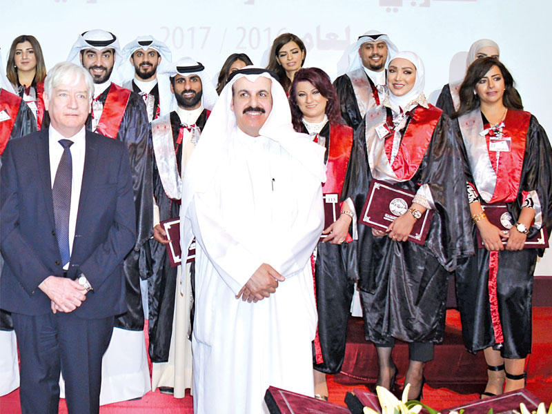 يعقوب الرفاعي وديسموند نيلسون مع موظفي البنك 