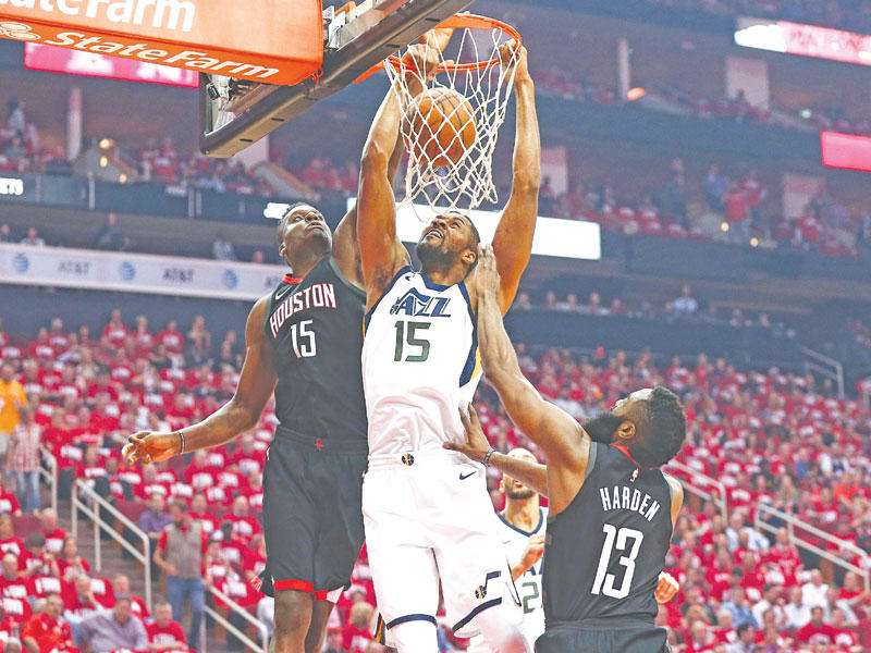 ديريك فايفور نجم يوتا يسجل في سلة هيوستن