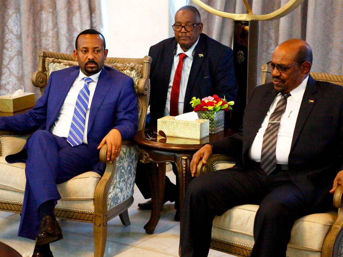 البشير مستقبلاً أبي أحمد في الخرطوم أمس الأول (أ ف ب)