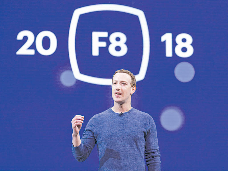 مارك زوكربيرغ خلال مؤتمر مطوري «فيسبوك» 