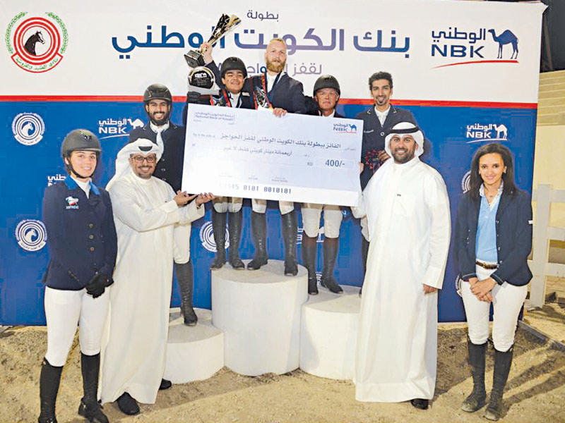 «الوطني» يكرم الفائزين الثلاثة بالمراكز الأولى لسباق الجائزة الكبرى