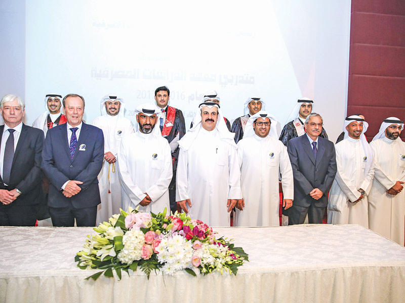 لقطة جماعية لموظفي «وربة» الخريجين مع الرفاعي