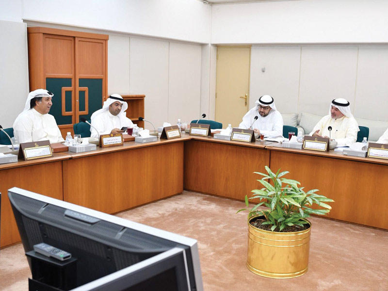 الحجرف في اجتماع سابق للجنة المالية