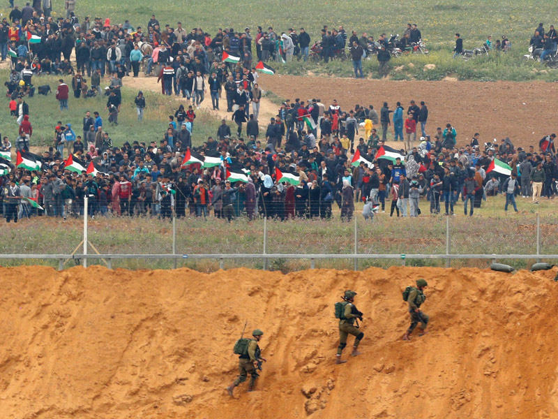 الإسرائيليون يحرسون السياج المحيط بقطاع غزةn