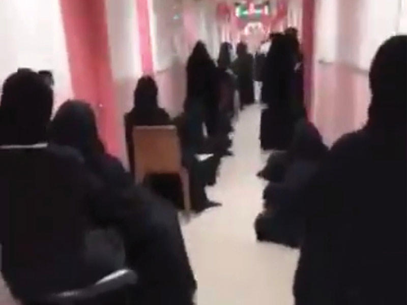 صورة من فيديو لافتراش المراجعات الأرض في مستشفى العدان