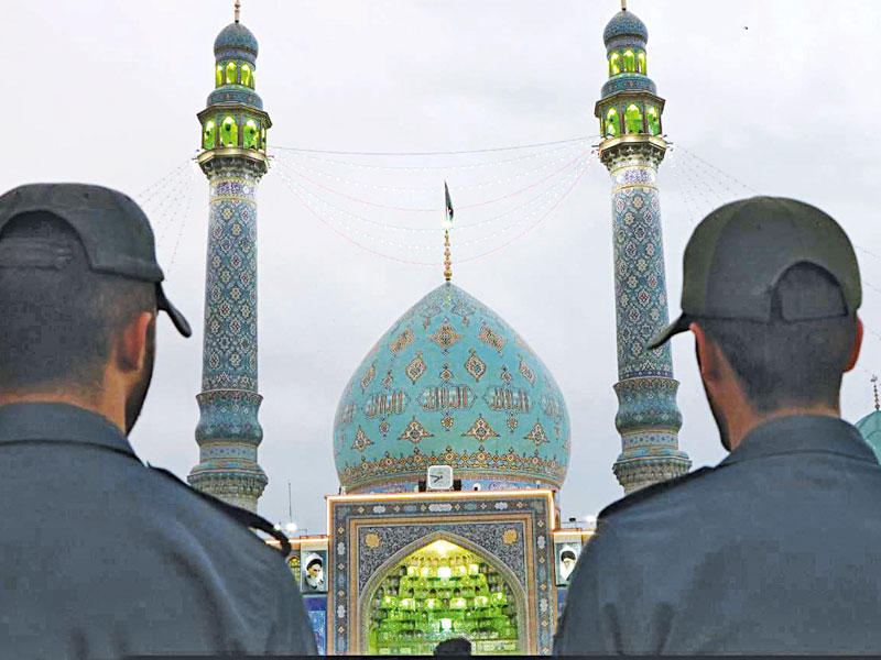 عنصران في «الحرس الثوري» خلال احتفالية بذكرى مولد الإمام المهدي أمس الأول في مسجد جمكران في قم (إرنا)