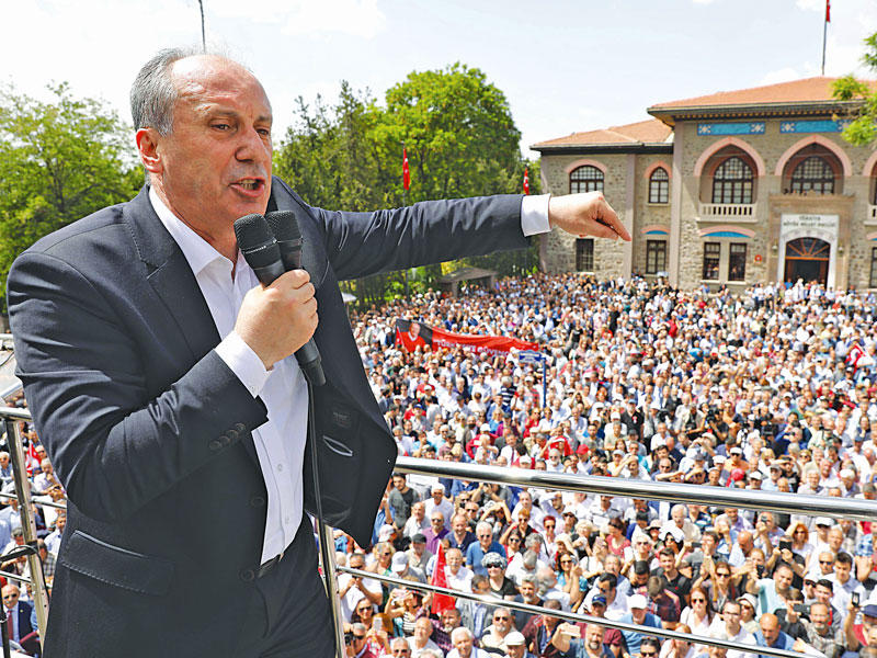 إينجه متحدّثاً أمام أنصاره في أنقرة أمس (أ ف ب)