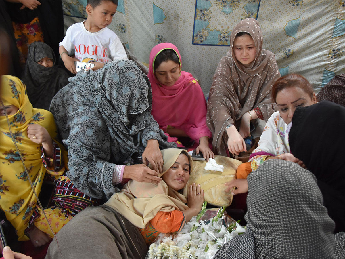 جليلة حيدر ناشطة في مجال حقوق الإنسان تجلس في مخيم للإضراب عن الطعام احتجاجاً على عمليات القتل المستهدف لمجتمع الهزارة في كويتا ، باكستان