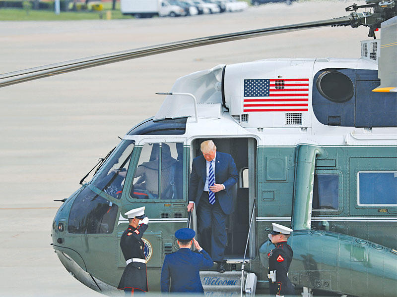 ترامب مغادراً أمس الى دالاس للمشاركة في مؤتمر لللاتحاد الوطني للأسلحة (NRA)t (رويترز)