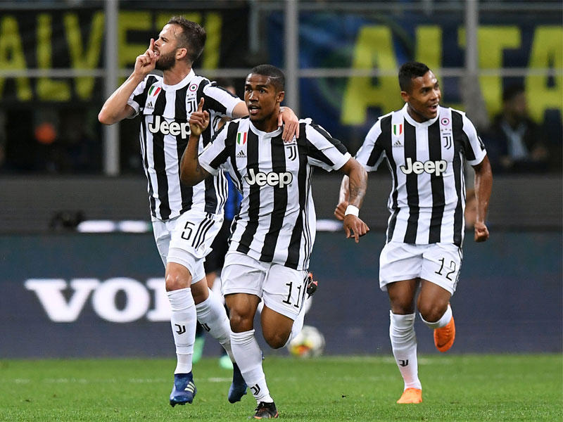 لاعبو يوفنتوس خلال المباراة الماضية أمام إنتر ميلان