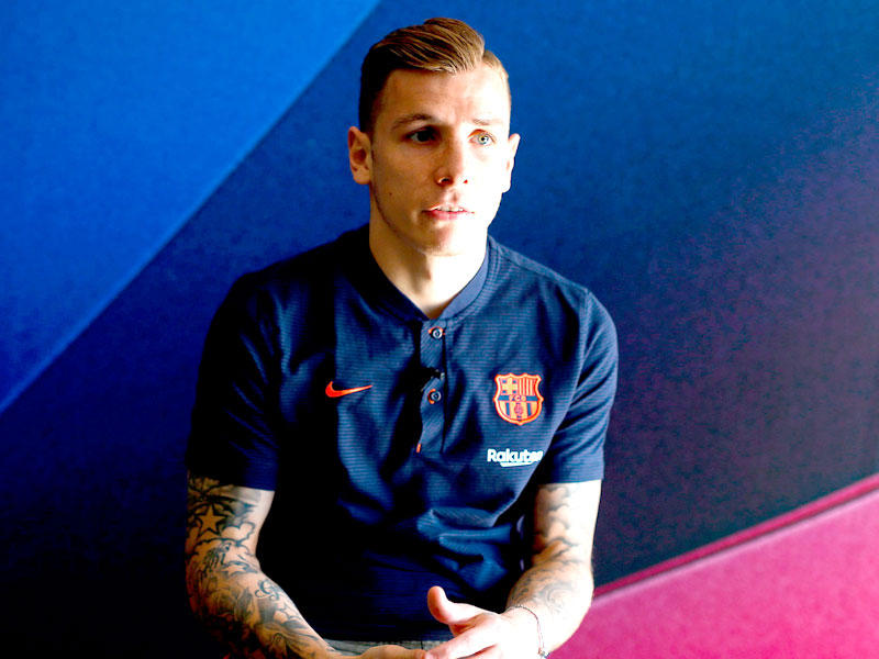  المدافع الدولي لوكاس دينيي