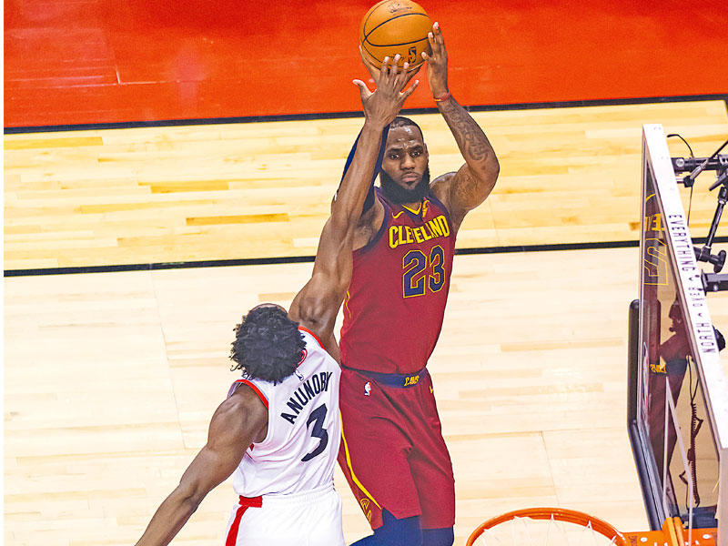 ليبرون جيمس يسجل في سلة رابتورز