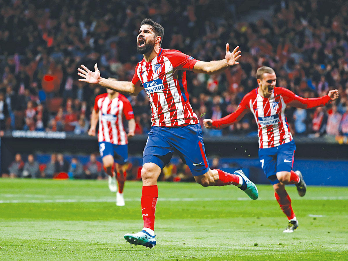 دييغو كوستا نجم أتلتيكو مدريد يحتفل بهدفه في مرمى أرسنال