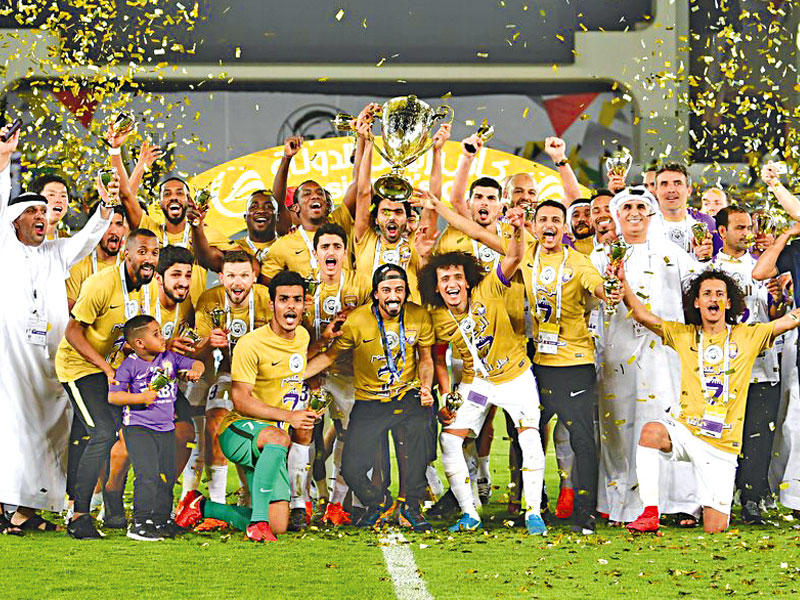 لاعبو وإداريو العين يحتفلون بالتتويج