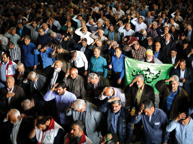 إيرانيون خلال صلاة الجمعة في جامعة طهران أمس (إرنا)