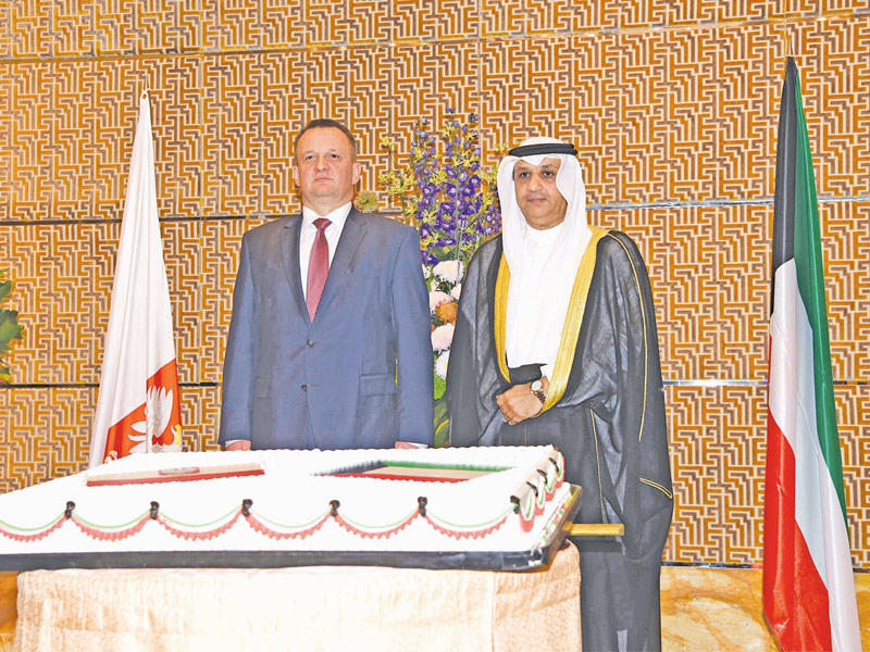 الحمد وسفير بولندا يقطعان قالب الاحتفال