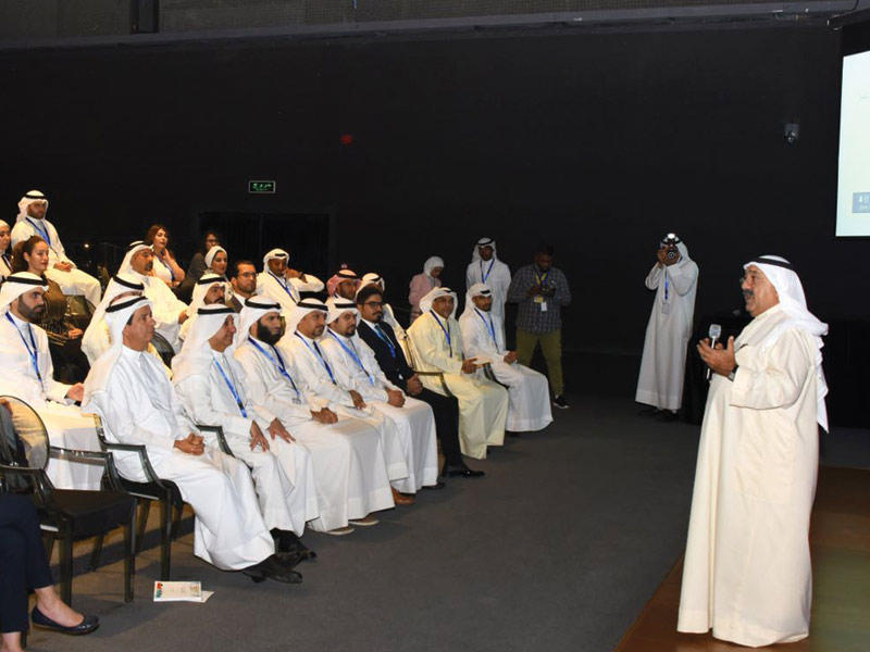 ناصر الصباح متحدثاً في اللقاء