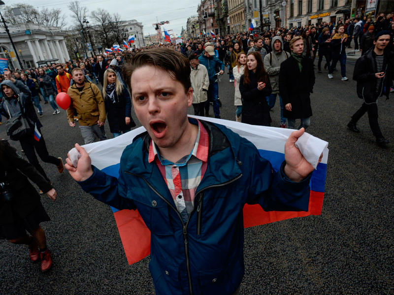 متظاهر روسي في موسكو أمسt(رويترز)