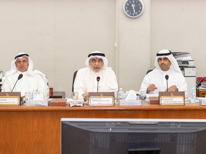 أعضاء اللجنة في اجتماعها أمس