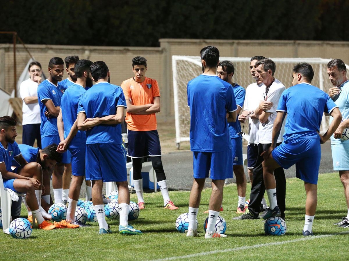 رادي يوجه اللاعبين في تدريب سابق