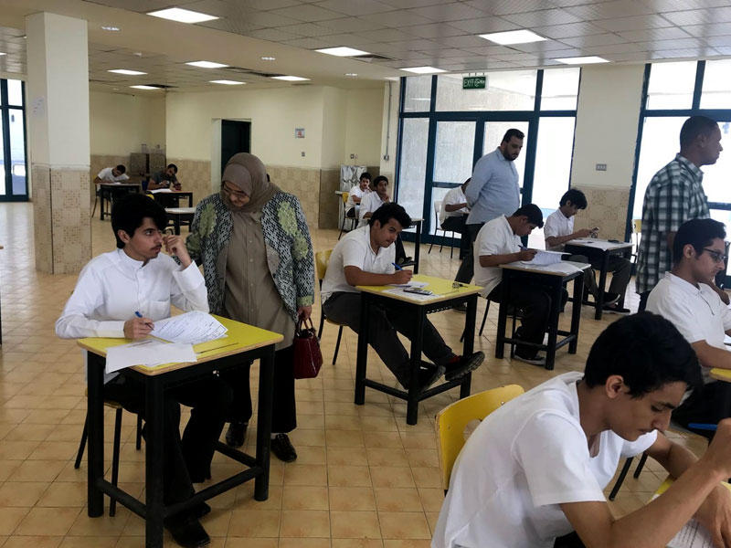 الخالدي متفقدة إحدى اللجان أمس