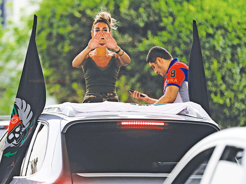 مناصرة لـ «القوات» خلال موكب انتخابي في الأشرفية أمس (أ ف ب)