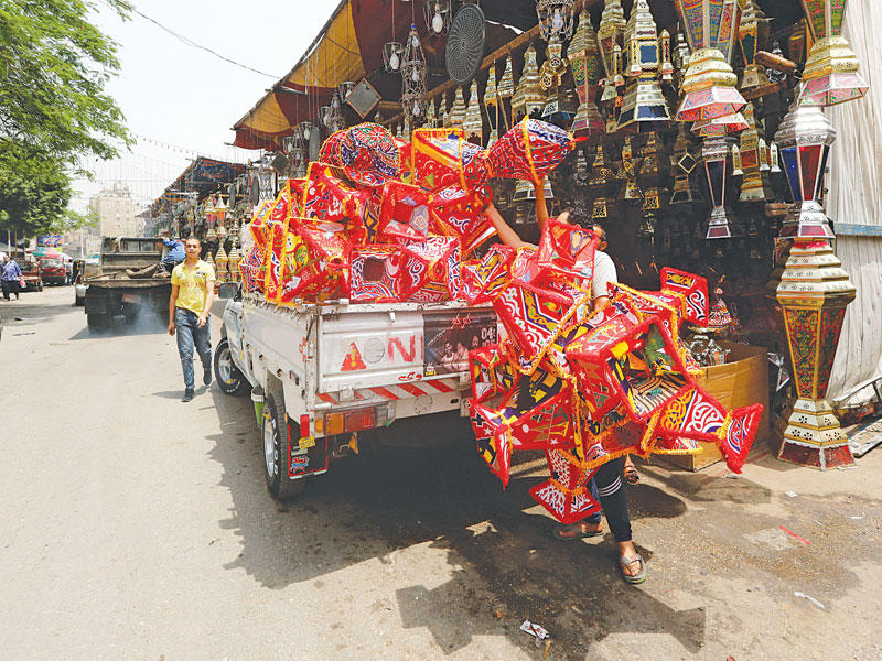 مصري يبيع فوانيس رمضان في القاهرة (رويترز)