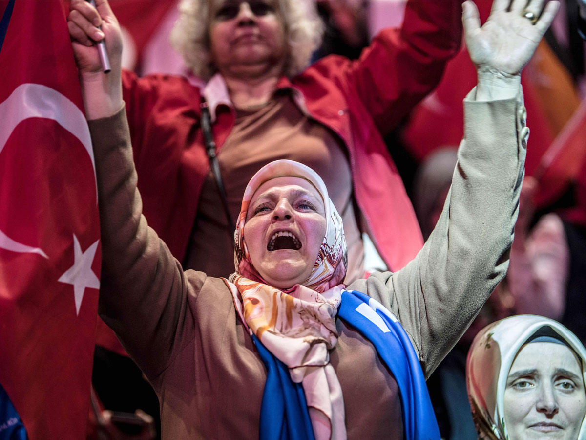 مؤيدات لإردوغان خلال تجمع في إسطنبول أمس (أ ف ب)