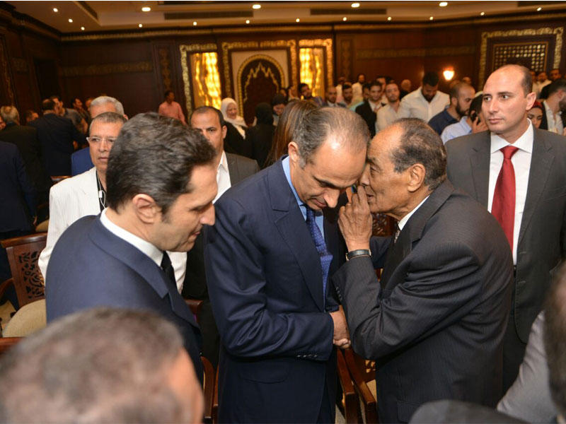 طنطاوي يهمس في أذن جمال بحضور علاء مبارك