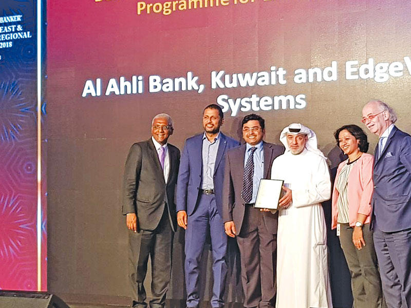 خلال تسلم الجائزة