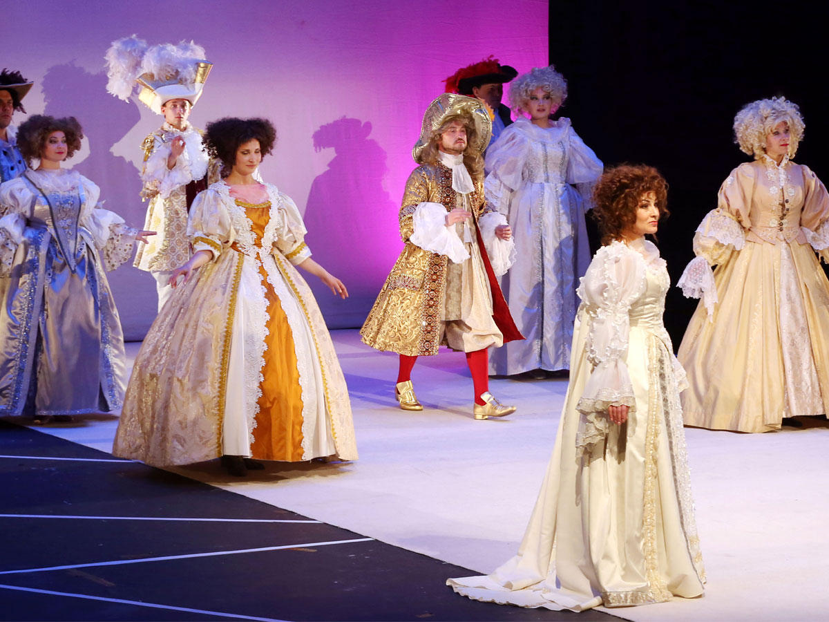 مشهد من العرض المسرحي لفرقة (كوستروما)