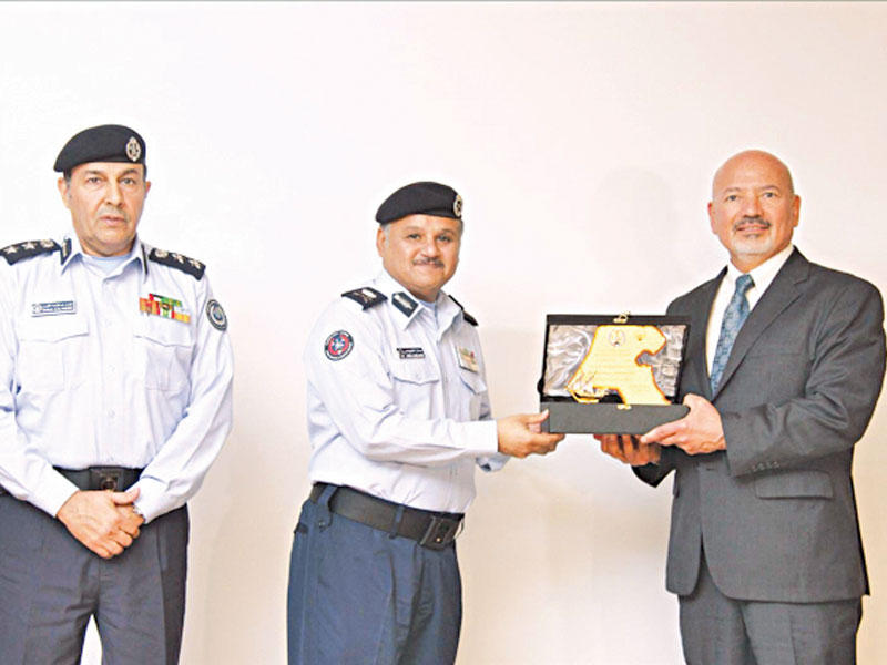 البليهيص مكرماً أحد المشاركين بحضور العقيد الأمير