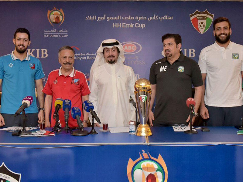 عبدالله وإبراهيم ولاعباهما يتوسطهما مدير المؤتمر أحمد الرفاعي في لقطة جماعية مع الكأس