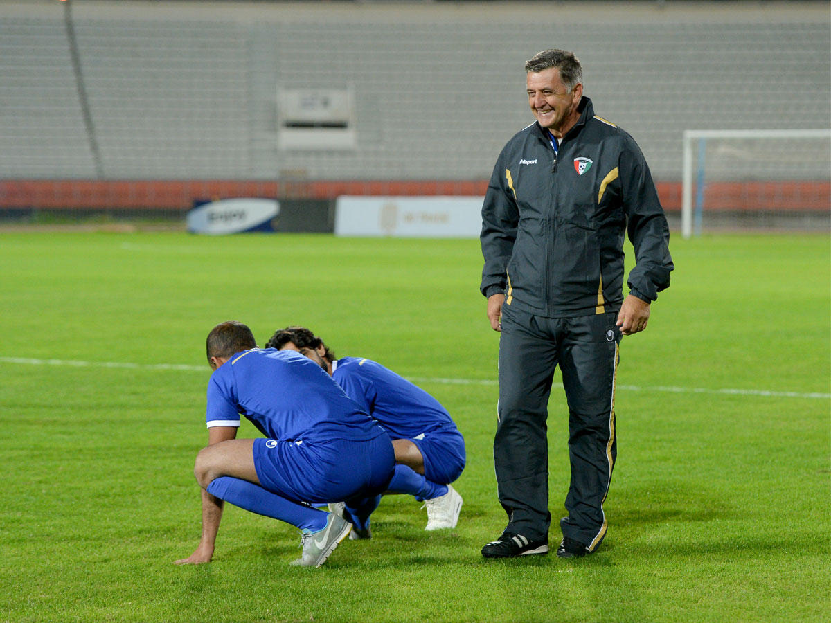 بونياك مع لاعبي الأزرق في «خليجي 23»