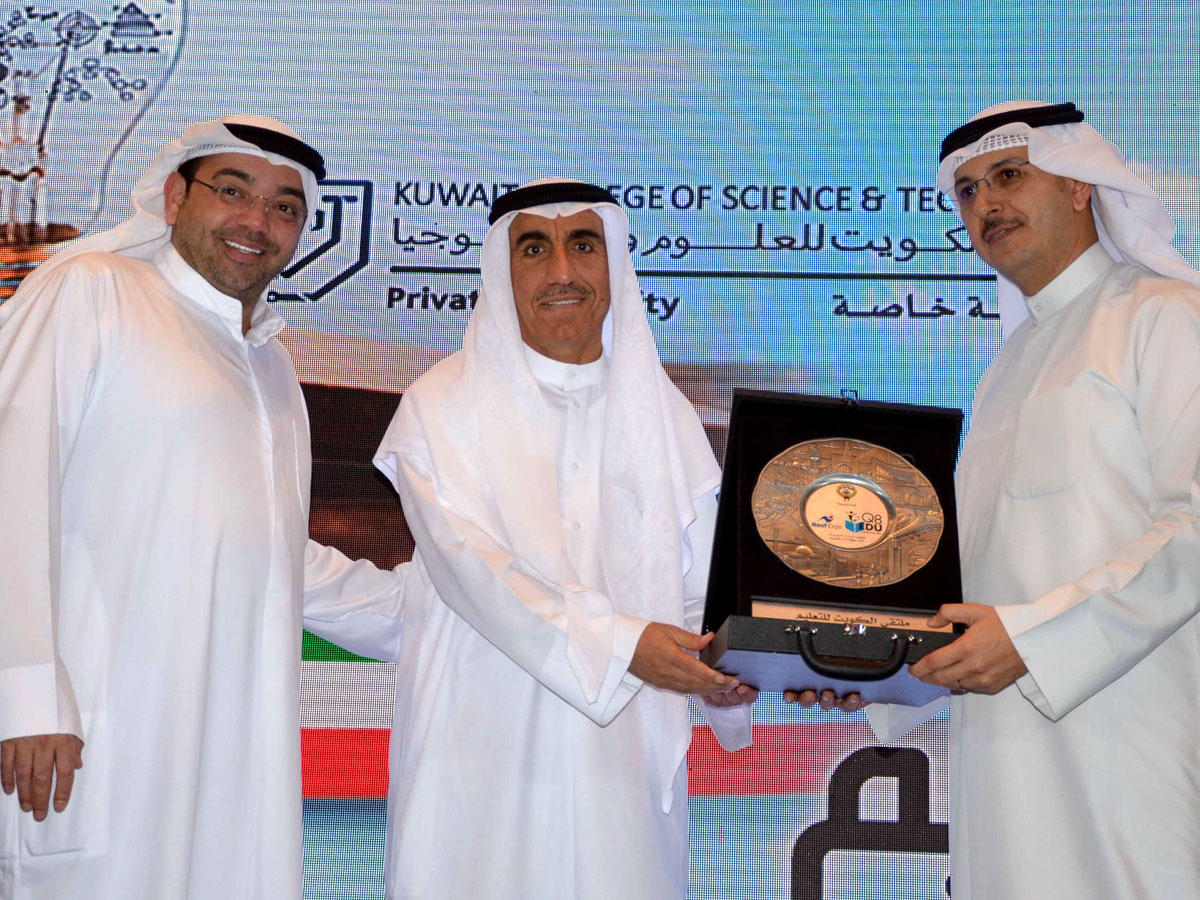 المخيزيم والمرزوق وتكريم لمدير الجامعة (تصوير ميلاد غالي)