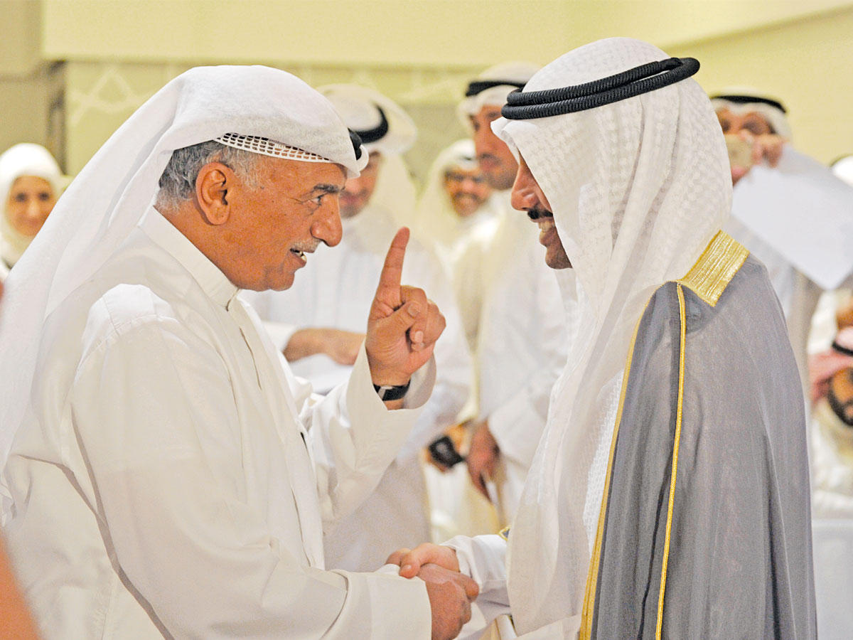 نقاش بين الغانم والمويزري في المركز الإعلامي