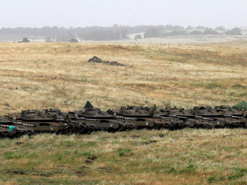 طابور من دبابات الميركافا في الجولان أمس (أ ف ب)