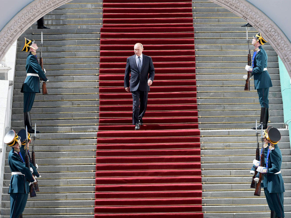 بوتين في طريقه إلى الكرملين لأداء اليمين أمس (أ ف ب)