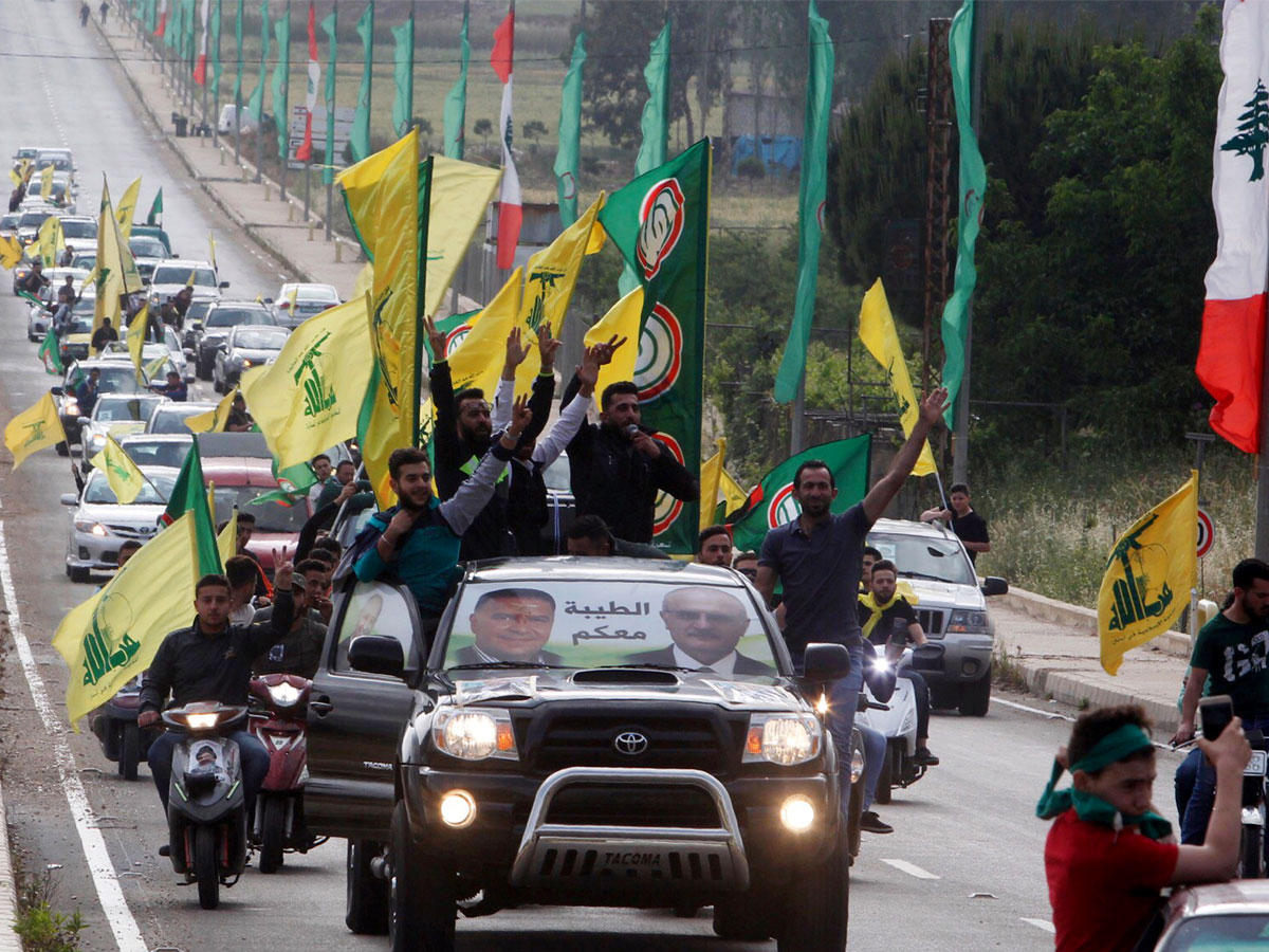 موكب لمناصري «حزب الله» في منطقة مرجعيون الجنوبية يحتفلون بالفوز في الانتخابات النيابية أمس (رويترز)