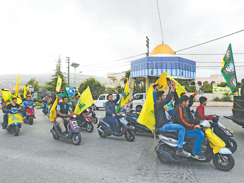 مناصرون للثنائي الشيعي يحتفلون في مرجعيون أمس (رويترز)n