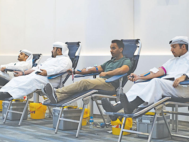 موظّفو «زين» خلال حملة التبرّع بالدم 