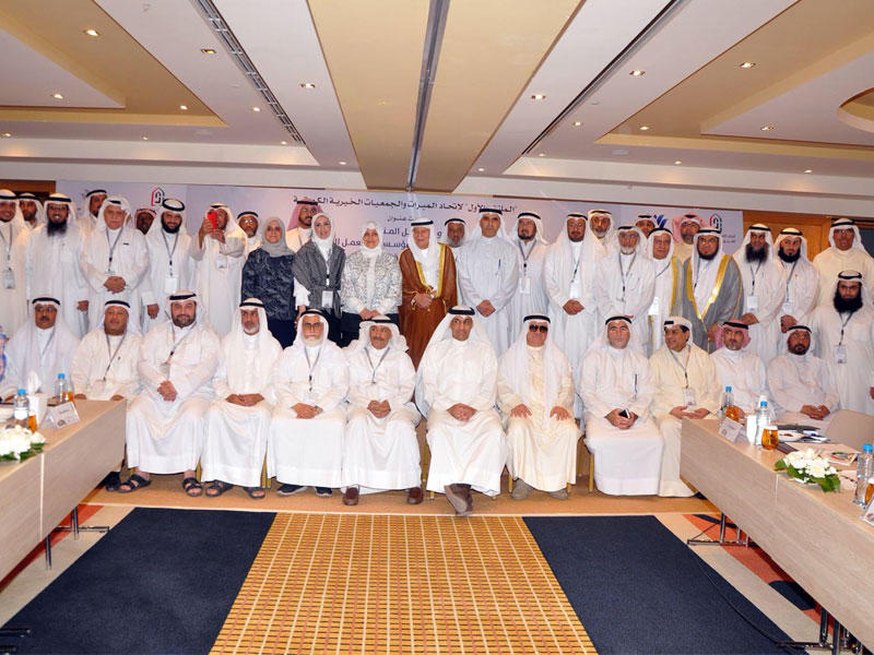 الصبيح تتوسط الحضور خلال ملتقى العمل الخيري