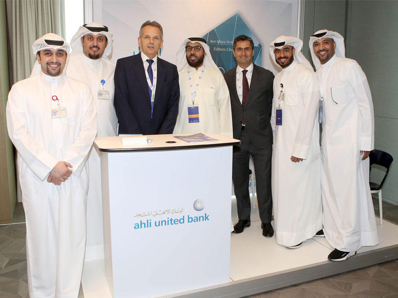 د. أنور المضف يزور جناح البنك أثناء المؤتمر بصحبة ريتشارد جروفس وطارق محمود 